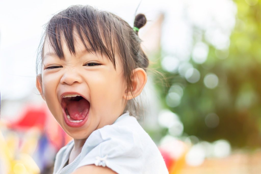 大きく口をあけている子ども