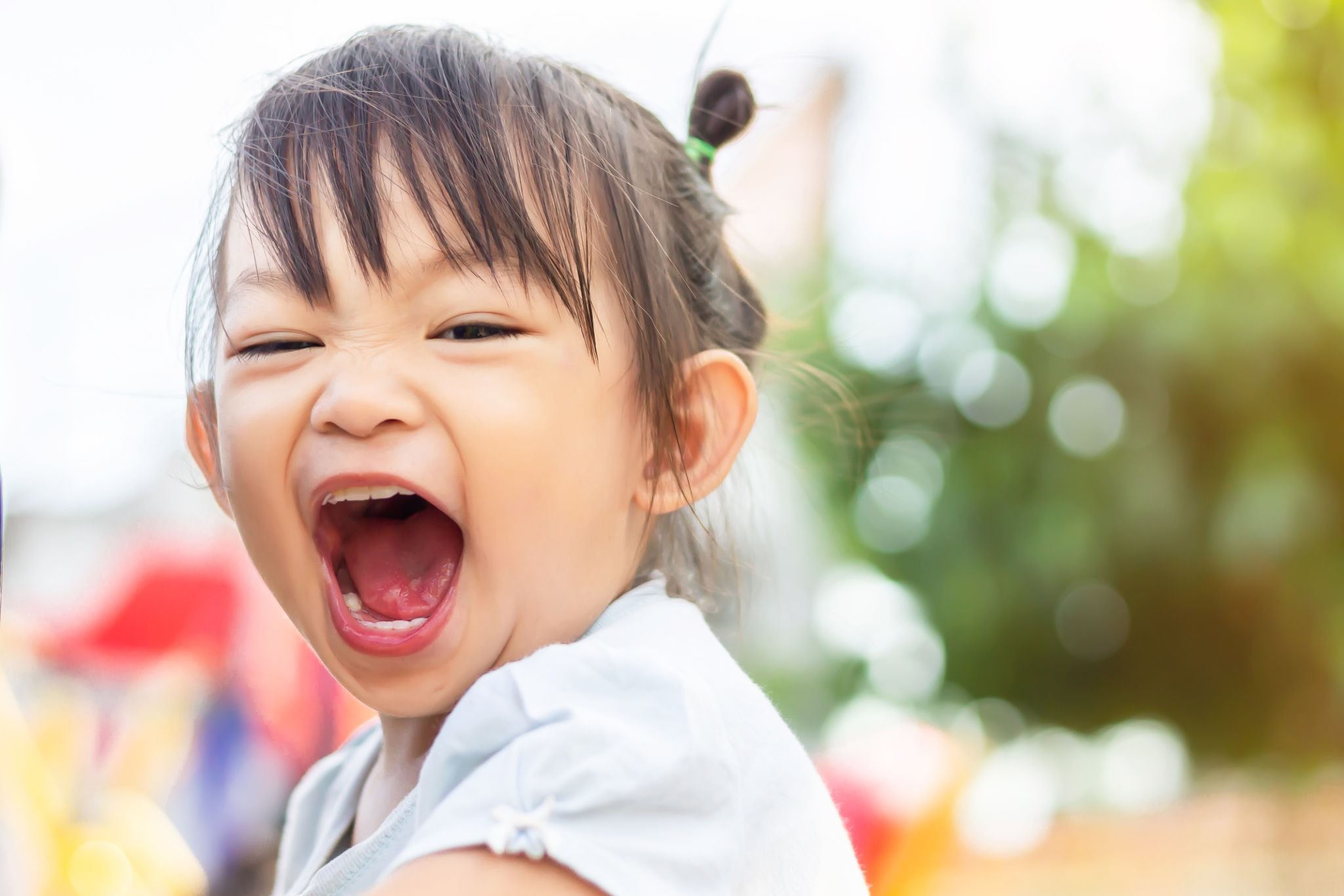 大きく口をあけている子ども