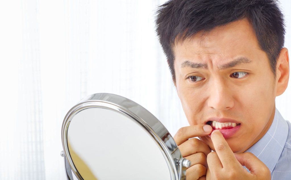 歯並びをチェックしている男性