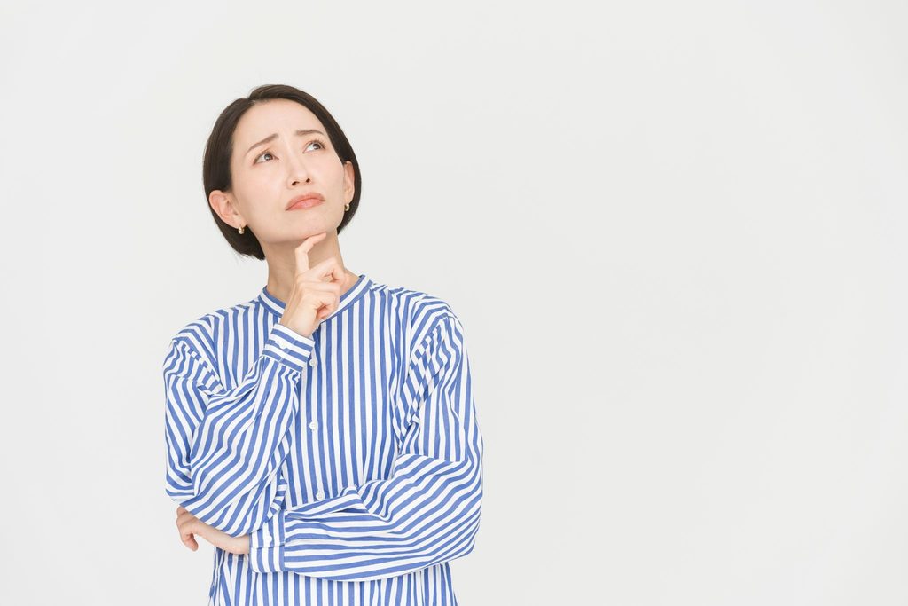 何かを考える表情をしている女性