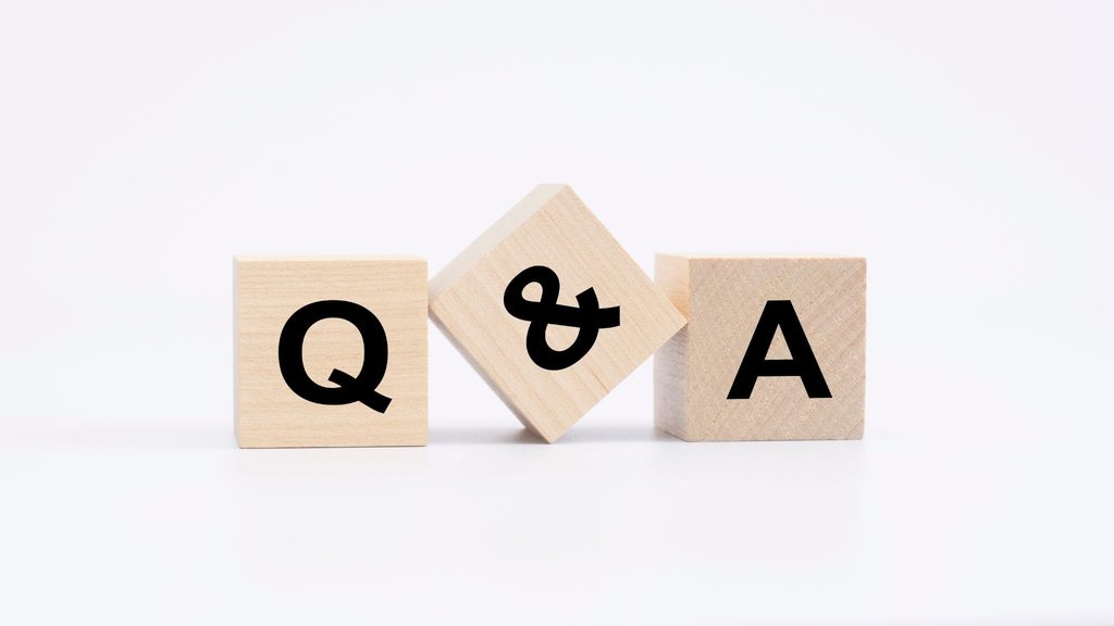 Q&Aと書かれた木製ブロック