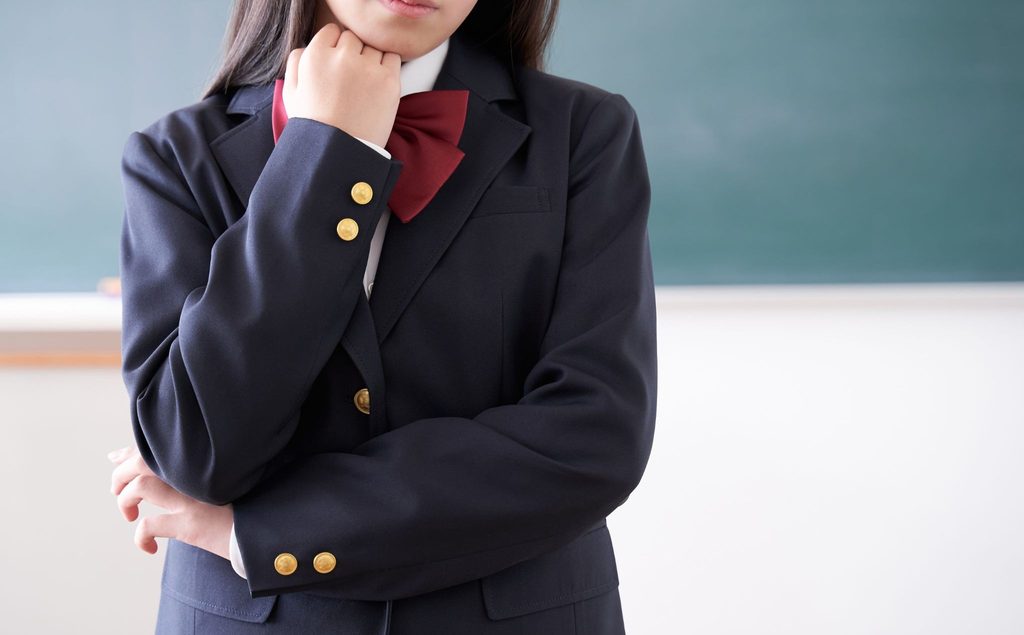 何かを考えている女子高生