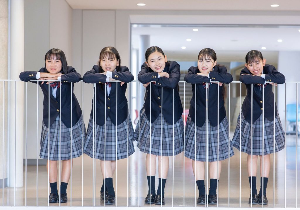 5人の女子高生が並んでいる
